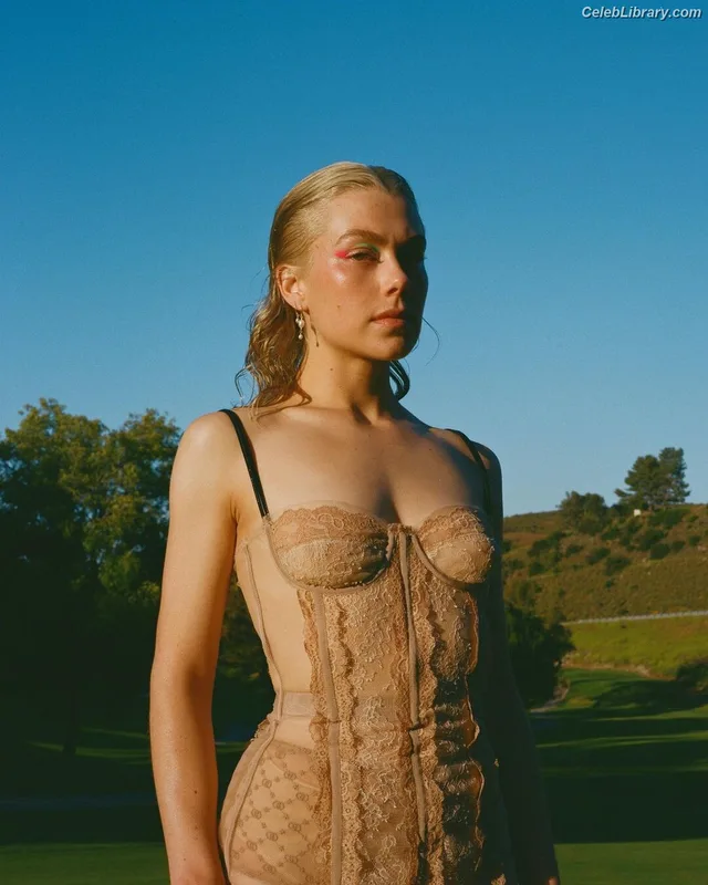 Phoebe Bridgers photo 6 of 156