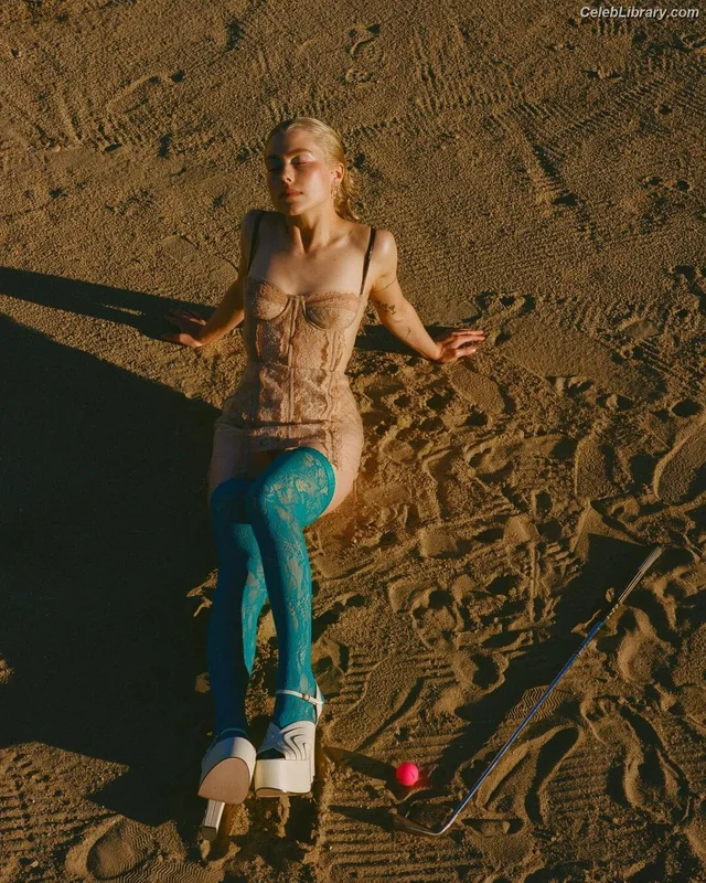 Phoebe Bridgers photo 10 of 156