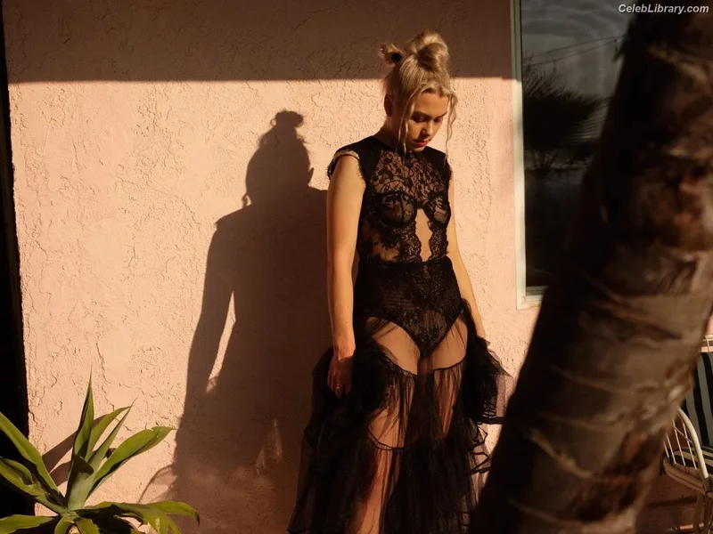 Phoebe Bridgers photo 12 of 156