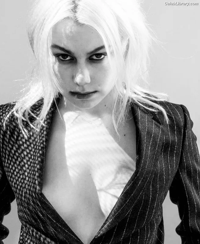 Phoebe Bridgers photo 14 of 156