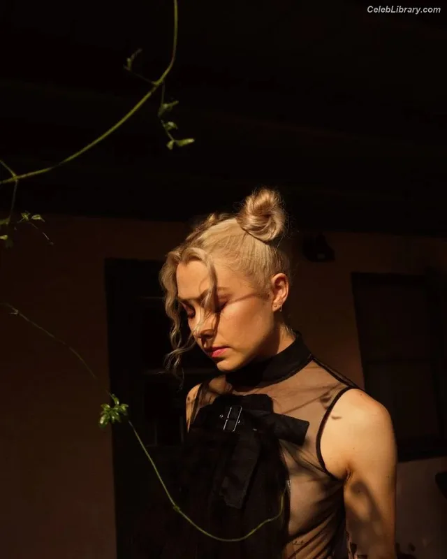 Phoebe Bridgers photo 22 of 156