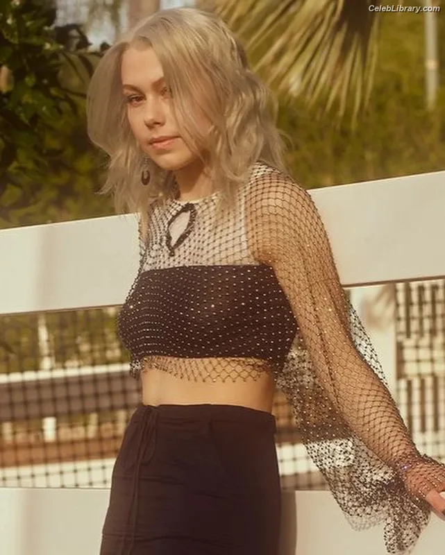 Phoebe Bridgers photo 4 of 156