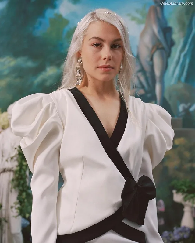 Phoebe Bridgers photo 8 of 156