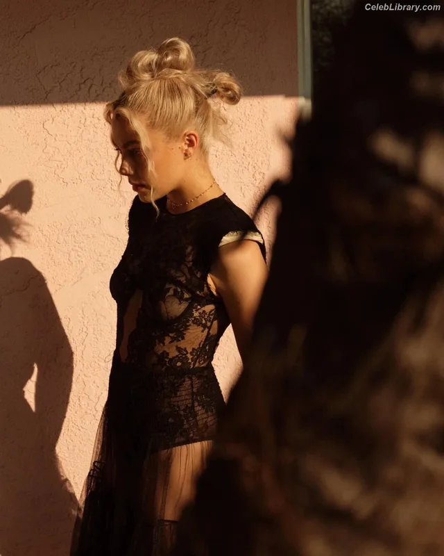 Phoebe Bridgers photo 14 of 156