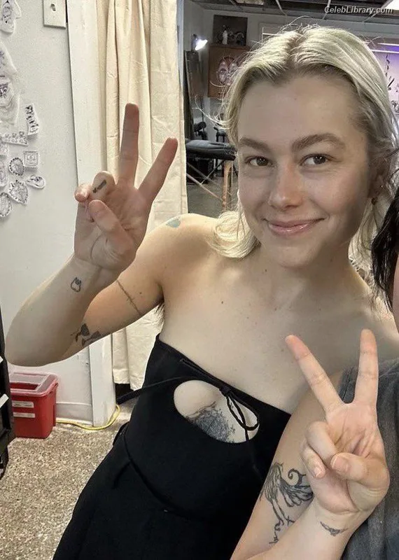 Phoebe Bridgers photo 24 of 156