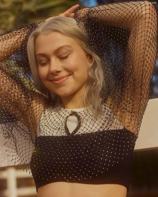 Phoebe Bridgers photo 4 of 156
