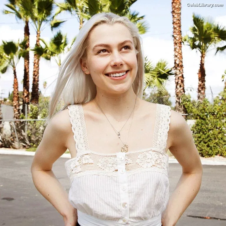 Phoebe Bridgers photo 5 of 156