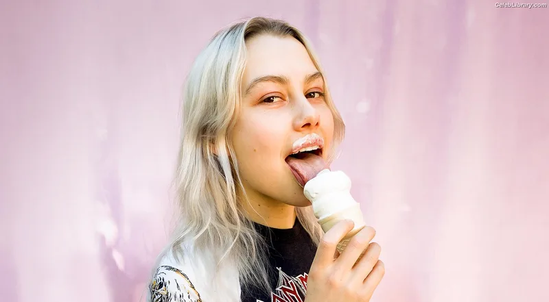 Phoebe Bridgers photo 10 of 156
