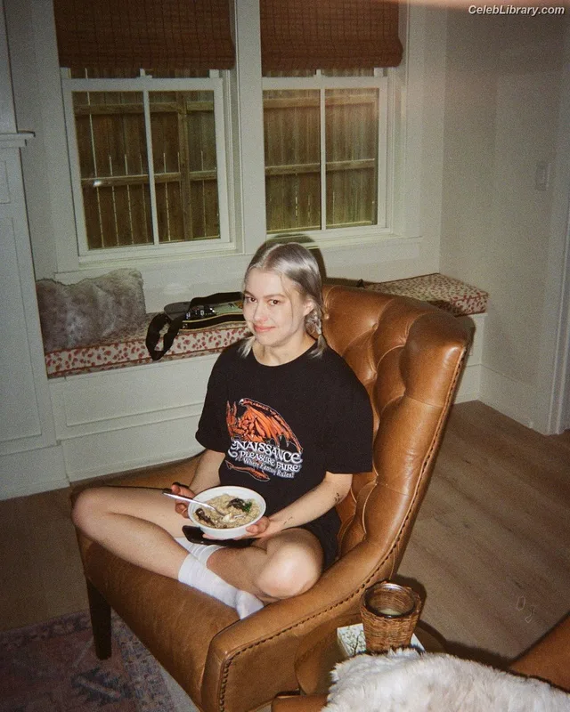 Phoebe Bridgers photo 12 of 156