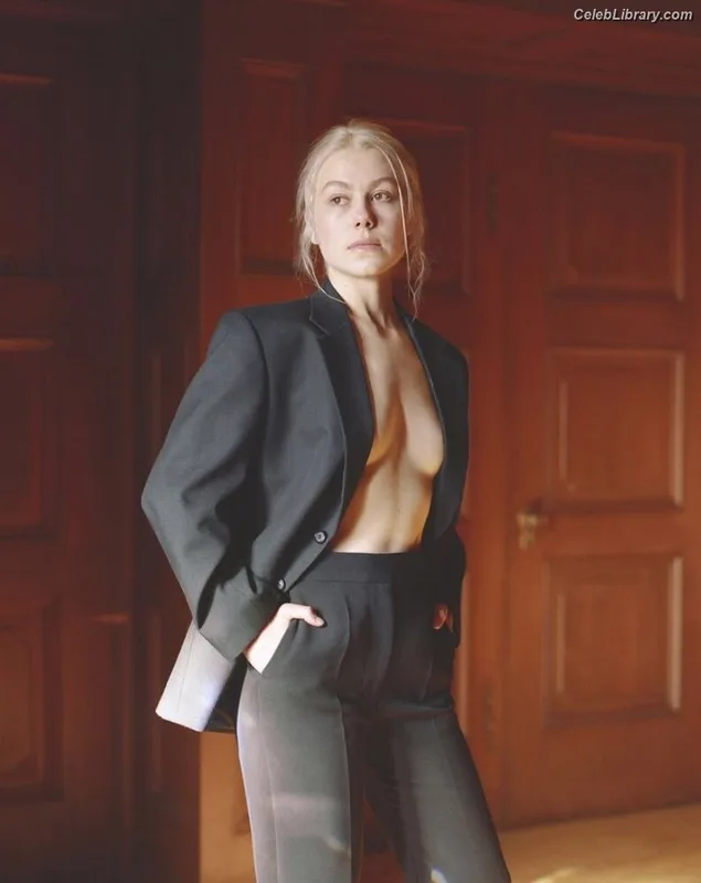 Phoebe Bridgers photo 19 of 156