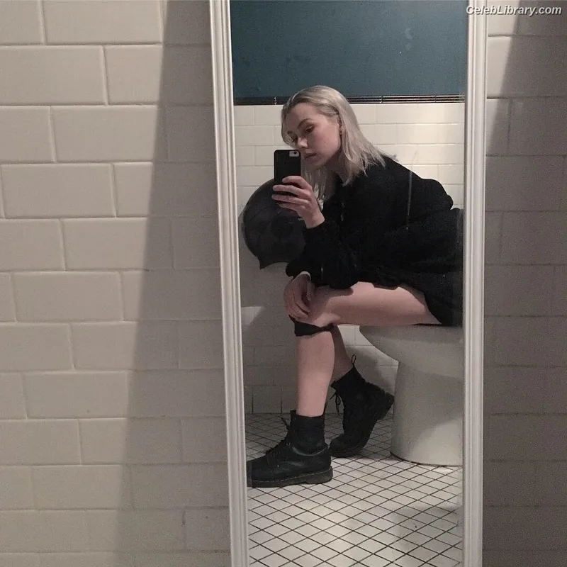 Phoebe Bridgers photo 21 of 156