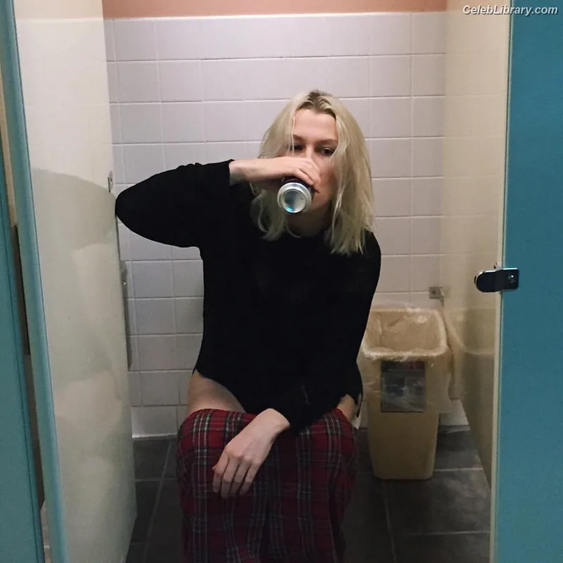 Phoebe Bridgers photo 23 of 156