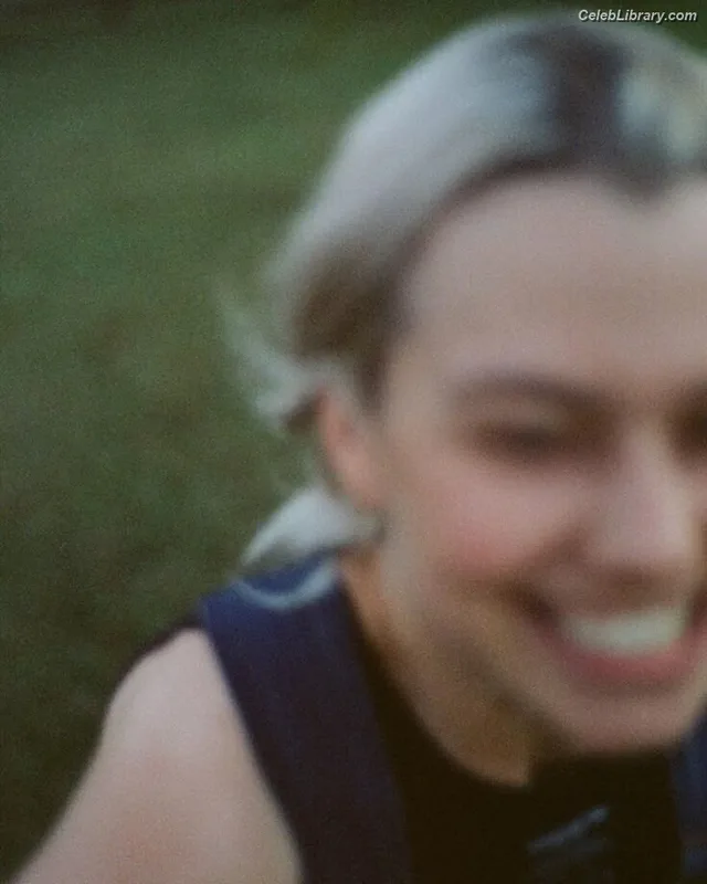 Phoebe Bridgers photo 8 of 156