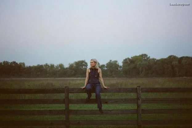 Phoebe Bridgers photo 10 of 156