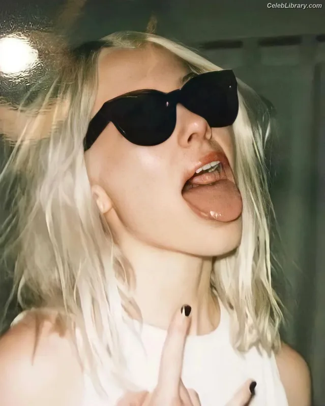 Phoebe Bridgers photo 14 of 156