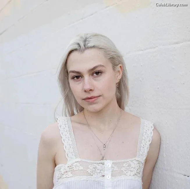Phoebe Bridgers photo 19 of 156