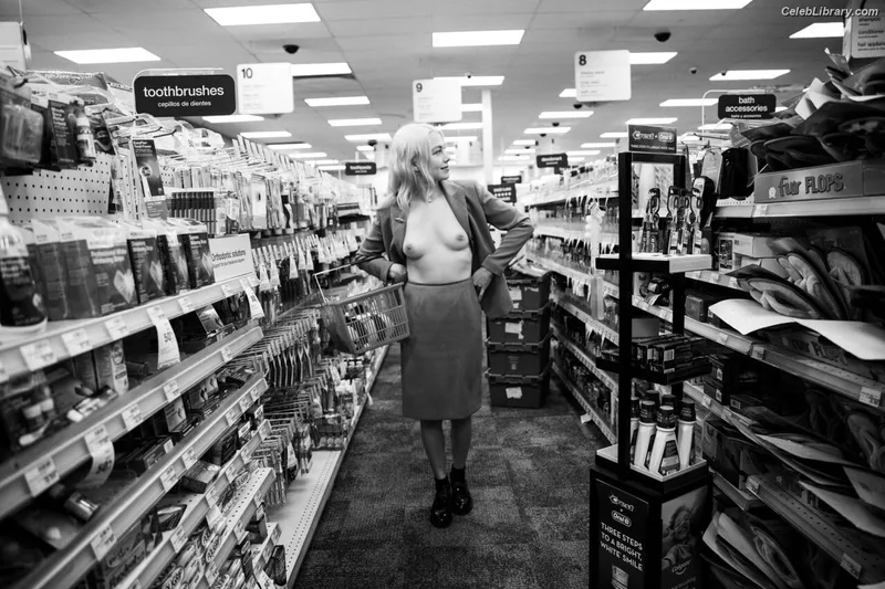 Phoebe Bridgers photo 10 of 156