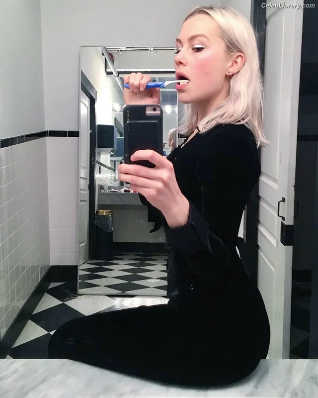 Phoebe Bridgers photo 10 of 156
