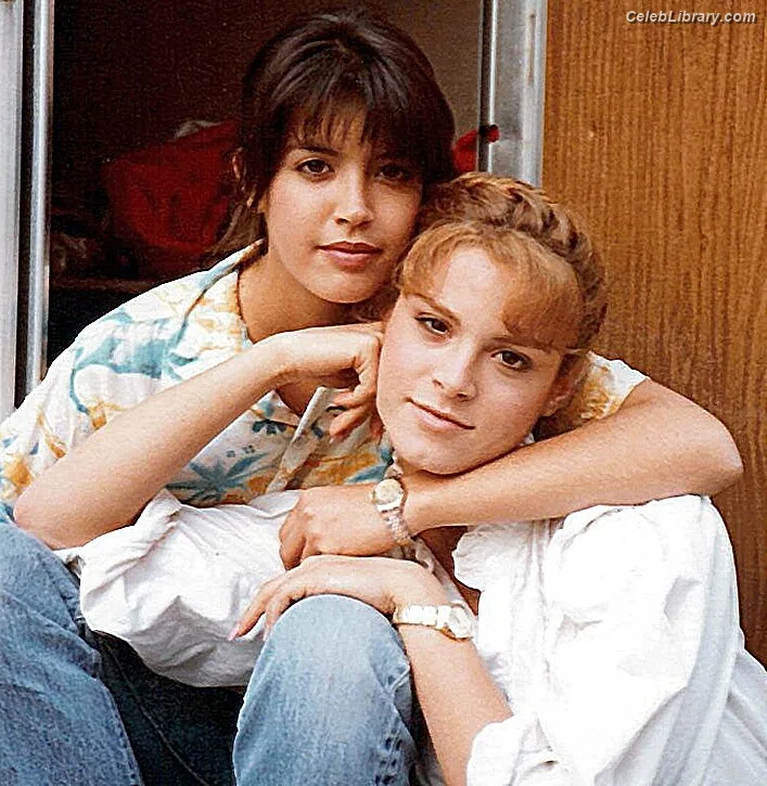 Phoebe Cates photo 24 of 62