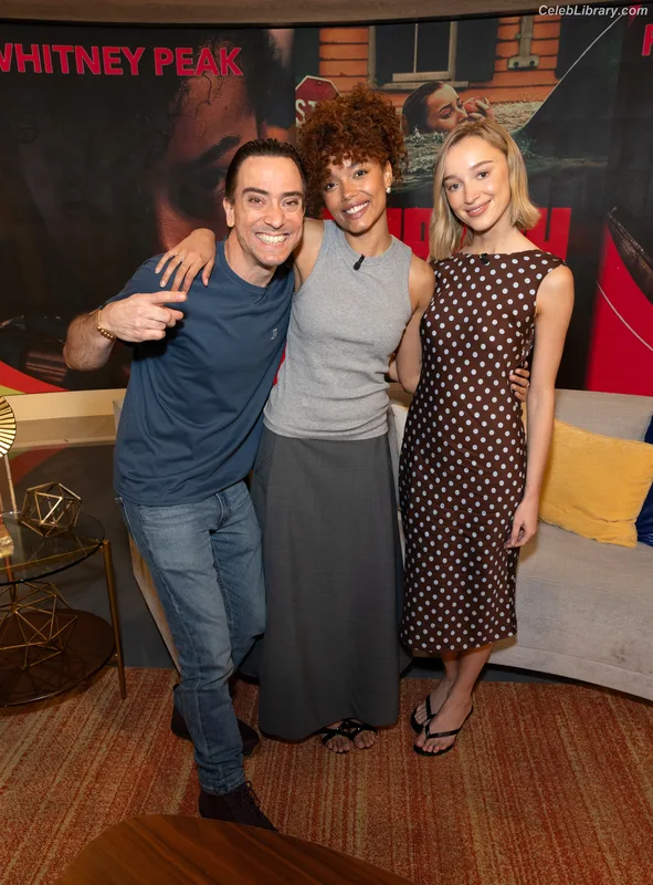 Phoebe Dynevor photo 8 of 169