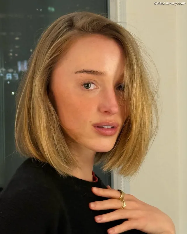 Phoebe Dynevor photo 17 of 169