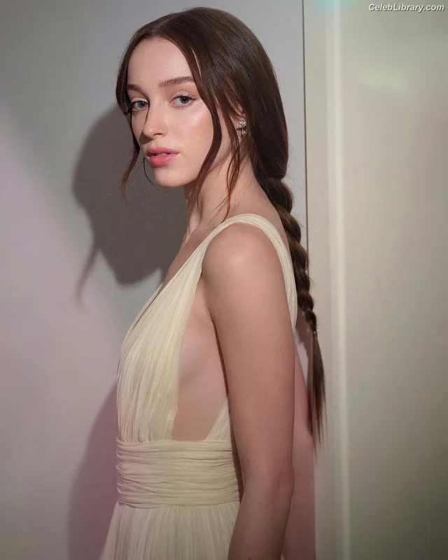 Phoebe Dynevor photo 21 of 169
