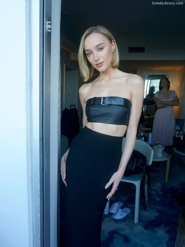 Phoebe Dynevor photo 1 of 169