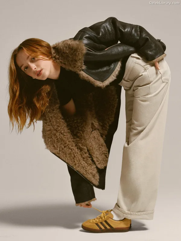 Phoebe Dynevor photo 4 of 169