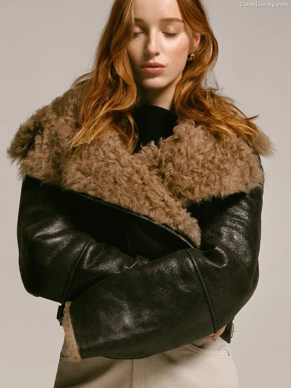 Phoebe Dynevor photo 6 of 169