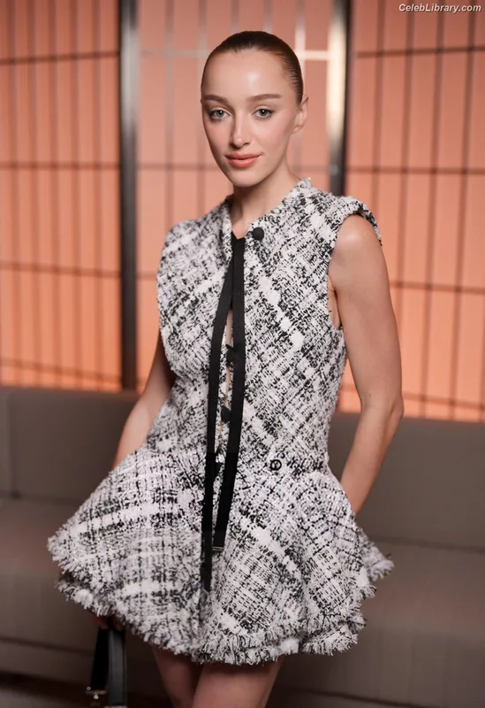 Phoebe Dynevor photo 7 of 169