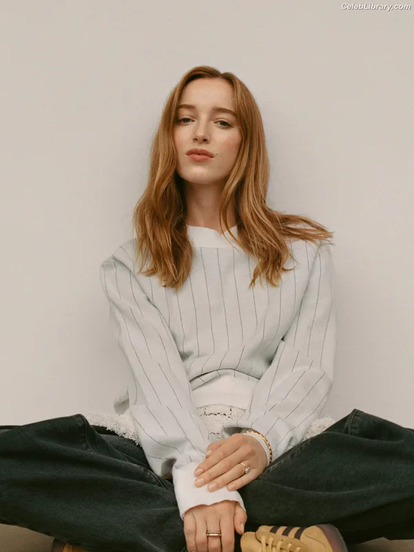 Phoebe Dynevor photo 8 of 169