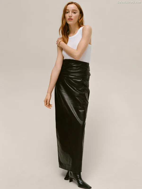 Phoebe Dynevor photo 11 of 169