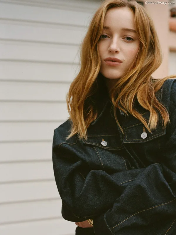 Phoebe Dynevor photo 14 of 169