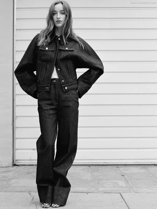 Phoebe Dynevor photo 16 of 169