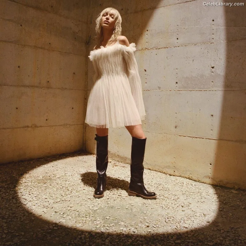 Phoebe Dynevor photo 20 of 169