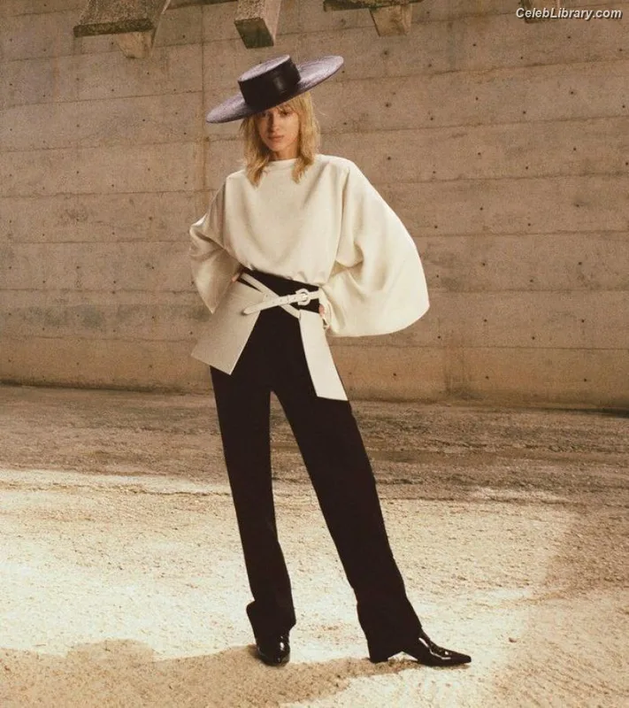 Phoebe Dynevor photo 22 of 169