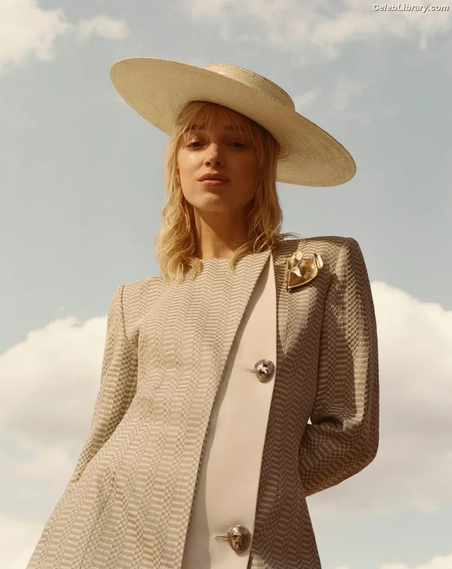 Phoebe Dynevor photo 23 of 169