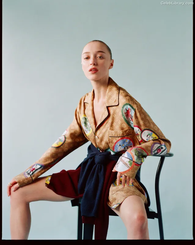 Phoebe Dynevor photo 1 of 169