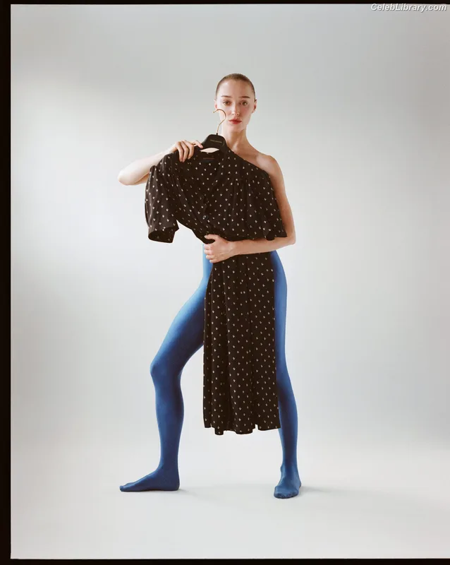 Phoebe Dynevor photo 3 of 169