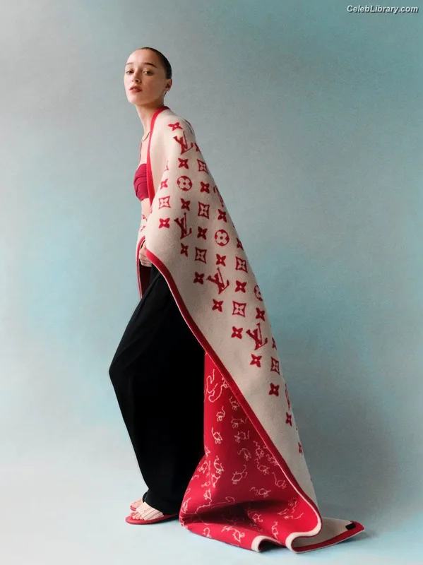 Phoebe Dynevor photo 6 of 169