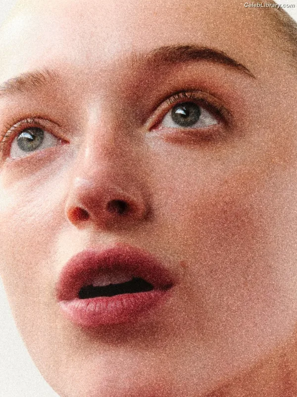 Phoebe Dynevor photo 7 of 169