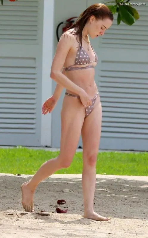 Phoebe Dynevor photo 14 of 169