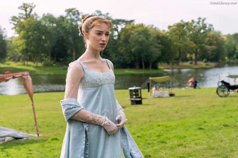 Phoebe Dynevor photo 3 of 169