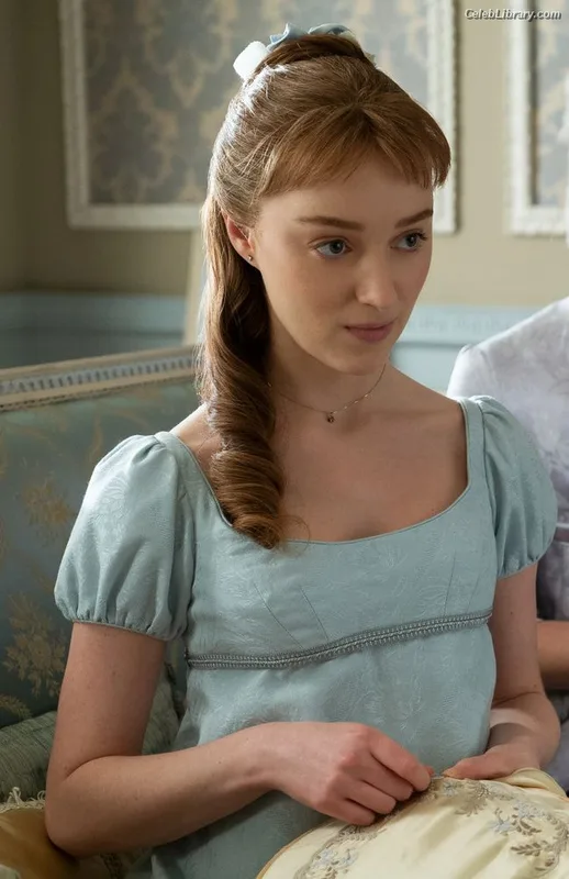 Phoebe Dynevor photo 4 of 169
