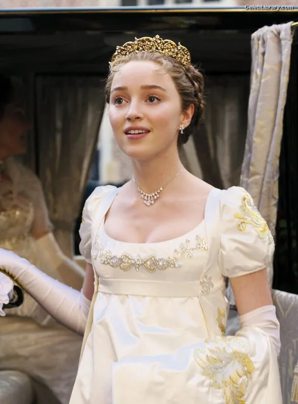 Phoebe Dynevor photo 6 of 169
