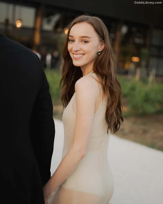 Phoebe Dynevor photo 18 of 169