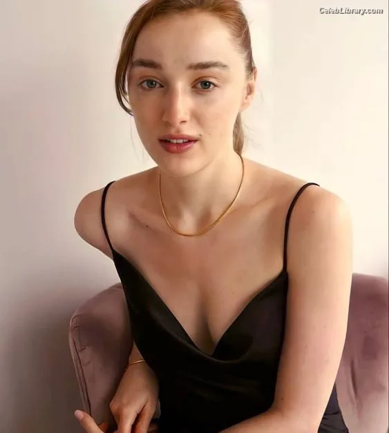 Phoebe Dynevor photo 20 of 169