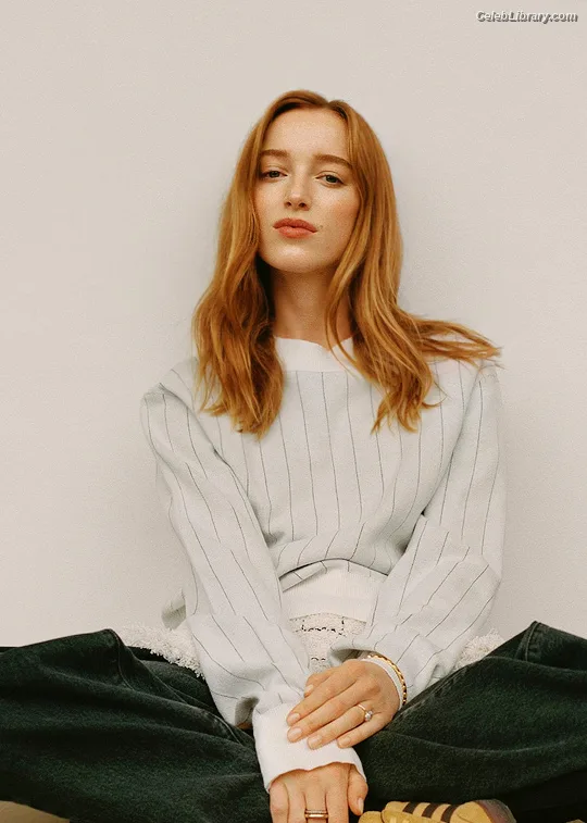 Phoebe Dynevor photo 3 of 169