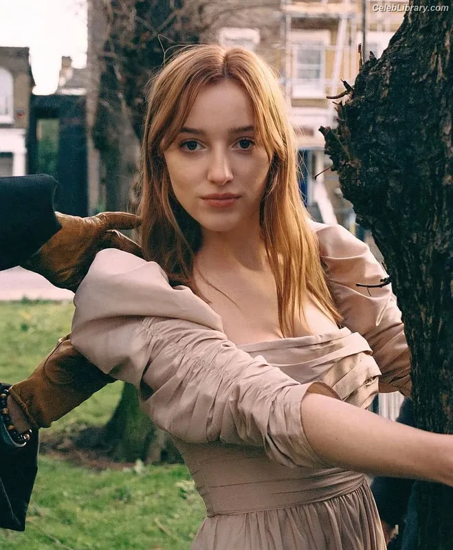 Phoebe Dynevor photo 9 of 169