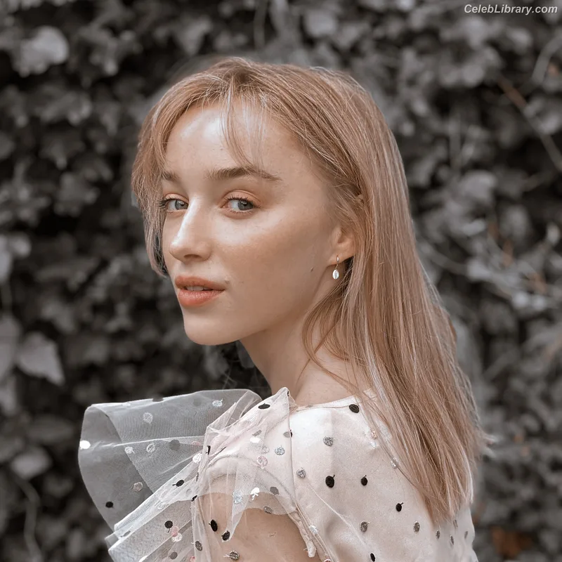 Phoebe Dynevor photo 10 of 169
